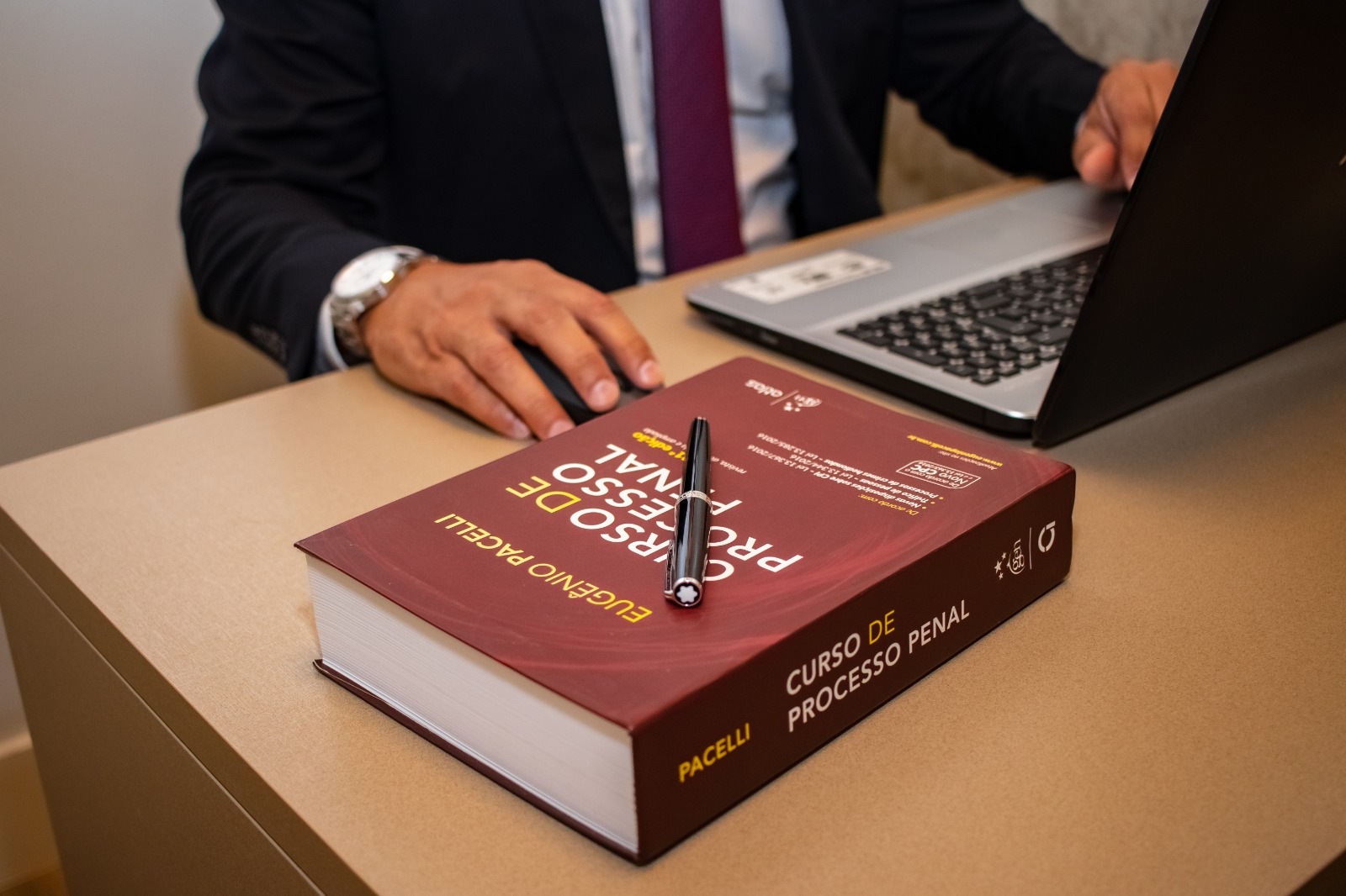 Obra de Direito Processual Penal sobre a mesa de trabalho