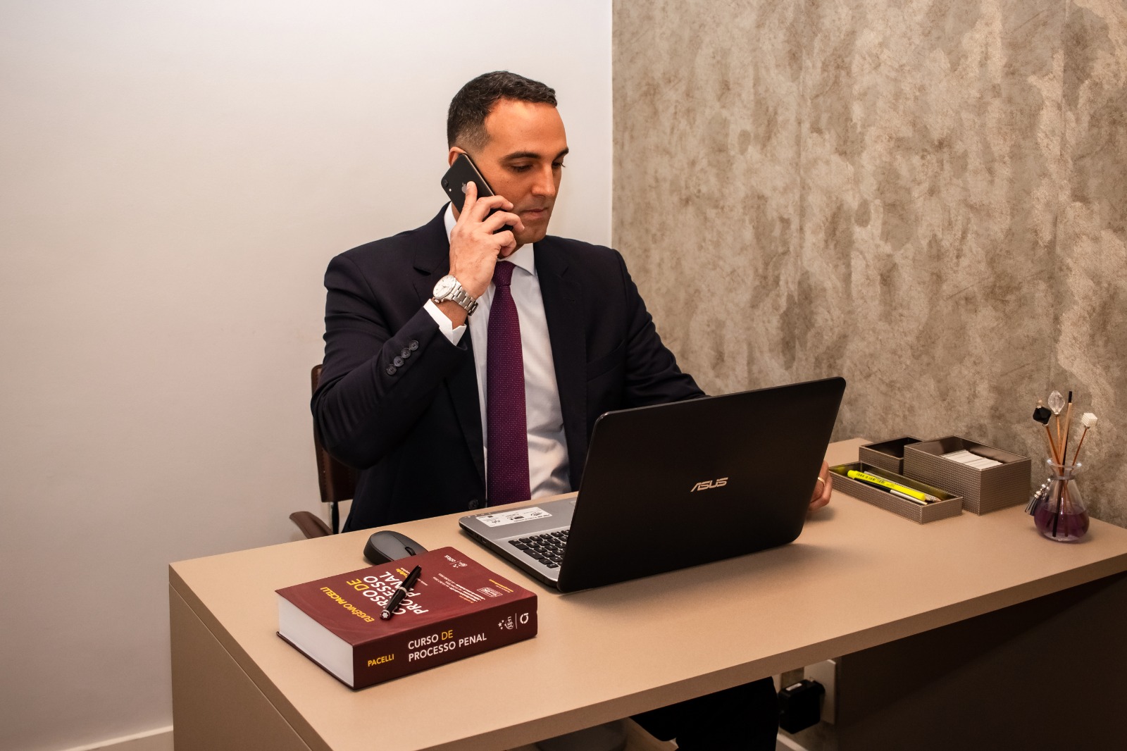 Advogado criminalista Mauro Fernandes em atendimento no escritório
